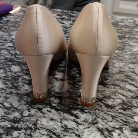 Stuart Weitzman - Picture 3 of 11